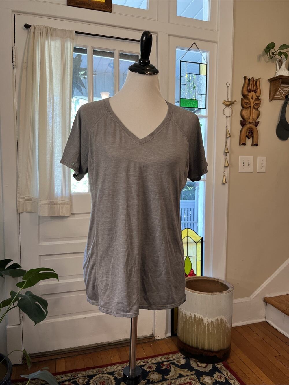 REI Size XL Women Gray Stretch V Neck Short Sleeve Athletic Hike T-Shirt Tencel